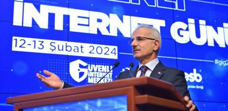 Bakan Uraloğlu’ndan ailelere davet: Çocuklarınızı internette yalnız bırakmayın
