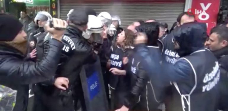 Bebek katiline özgürlük isteyen Saliha Aydeniz polise parmak salladı