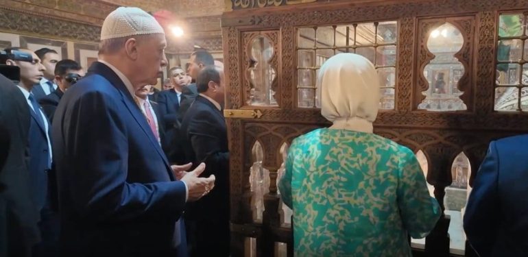 Cumhurbaşkanı Erdoğan, Mısır’dan ayrılmadan evvel İmam Şafi Türbesi’ni ziyaret etti