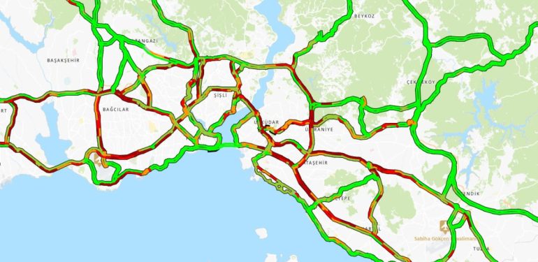 İstanbul’da kesintisiz yağmur başladı! Trafik iki bölgede de kilitlendi