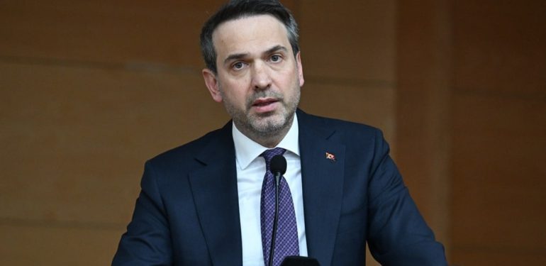 Alparslan Bayraktar’dan Erzincan açıklaması: 400 bin kamyonluk toprak kütlesi var