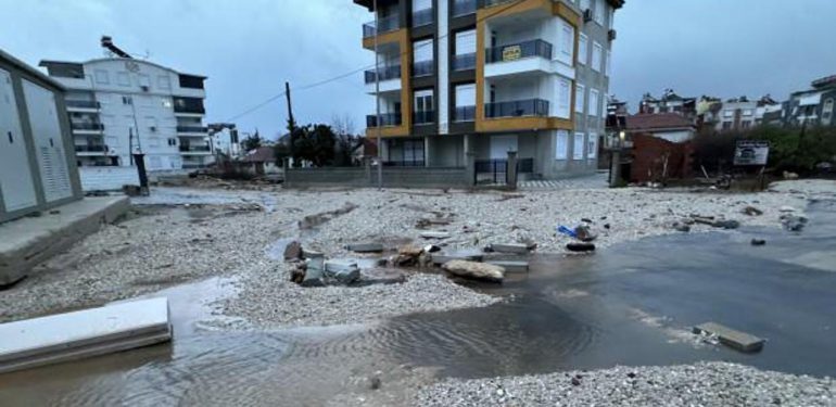 Antalya’da sel: 1 kişi hayatını kaybetti, okullar tatil edildi