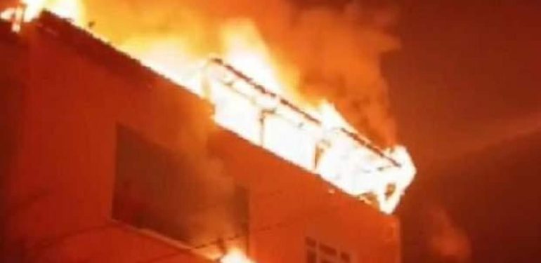 Avcılar’da 3 katlı binanın çatısı alev alev yandı