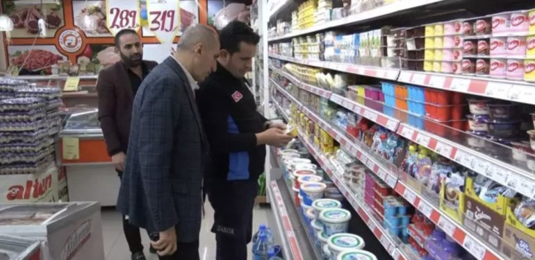 Avcılar’da market kontrolünde son tüketim tarihi geçmiş eserler bulundu