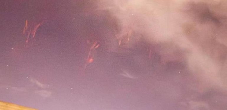 Bodrum’da fotoğraflandı: “Kızıl cin” gökyüzünü aydınlattı