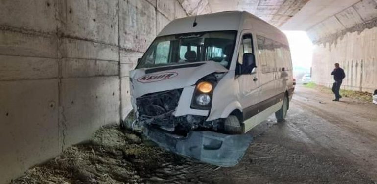 Burdur’da öğrenci servisi ile araba çarpıştı: 14 yaralı