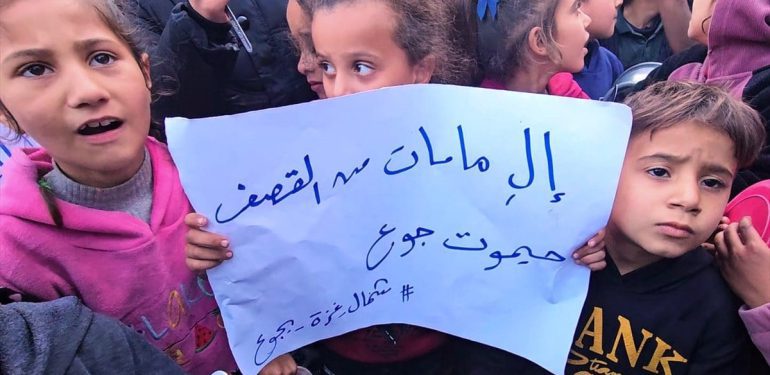 Gazze açlıkla savaşıyor: Filistinli çocuklar protesto düzenledi