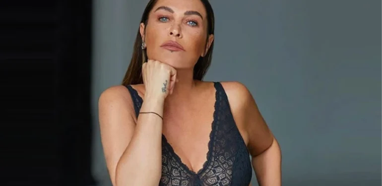 Hülya Avşar’dan savlı poz! Tek göğsünü açıkta bıraktı