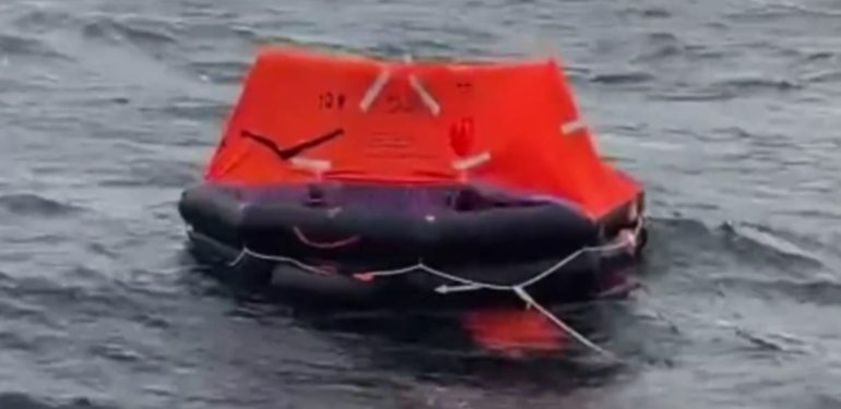 İstanbul’da batan gemideki mürettebat aranıyor: “Kimse var mı”