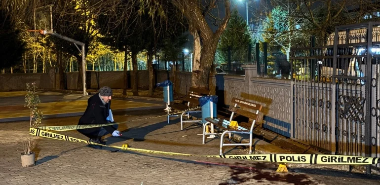 Okul bahçesinde bıçaklı atak: Ağır yaralı