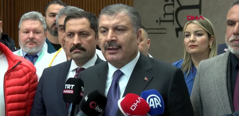 Sarsıntıda enkaz altından sağ çıkanlar Sıhhat Bakanı ile buluştu