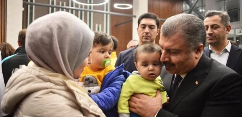 Sıhhat Bakanı Koca, sarsıntıda enkaz altından kurtarılanları ziyaret etti